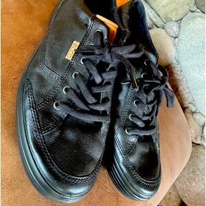 ECCO Soft Men’s Black Soft Leather Lace Up Shoes. Black soles.